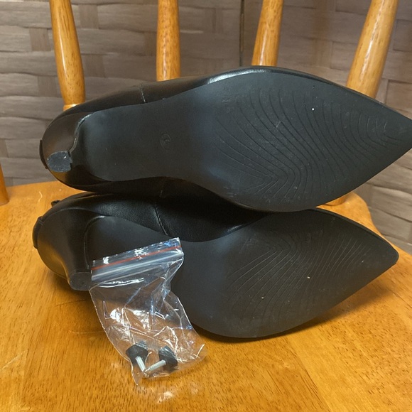 Allegra K 6 NWOB BLACK faux leather 3.5” stiletto heel GOLD HARDWARE Ank… - Picture 4 of 4